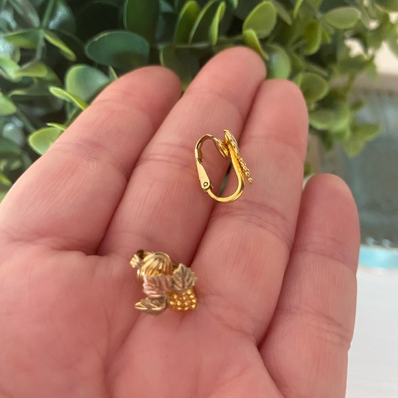 Vintage Landstrom’s Black Hills Gold 10kt Clip On Earrings grapes leaves Jewelry - Picture 2 of 8